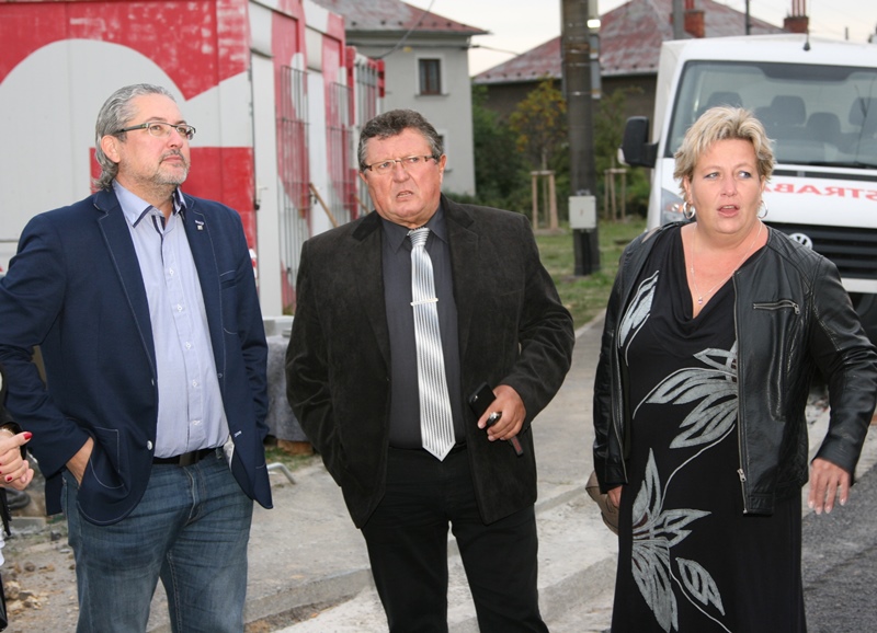 Zleva Kamil Bednář, Ivo Hařovský a Barbora Jelonková při kontrolním dni na stavbě "kruháku" u RBP. Foto: B. Krzyžanek